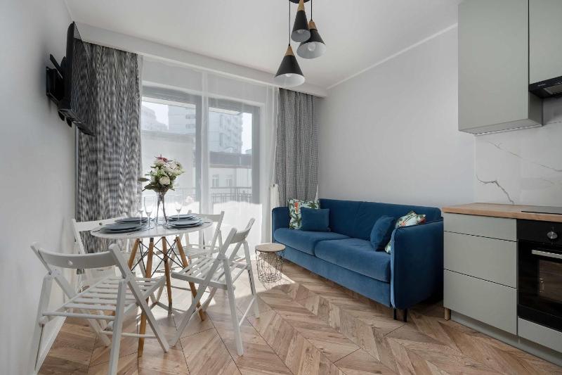 Tasteful Apartment Near Centennial Hall by Noclegi Renters - image 1
