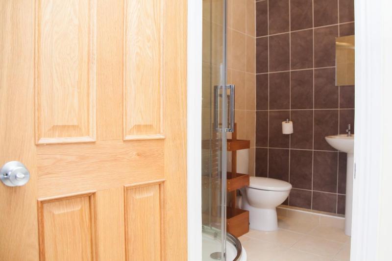 Twin Room with Bathroom image 2