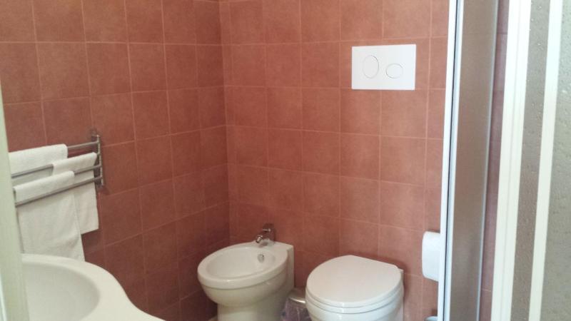 Economy Double Room image 4