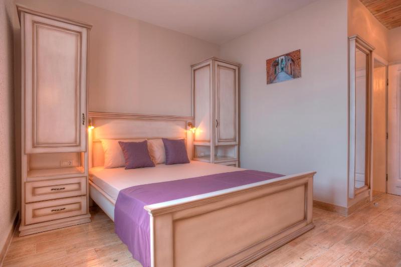 Deluxe Studio image 4