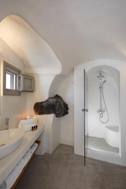 Cave Honeymoon Suite with Outdoor Hot Tub and Caldera View image 4