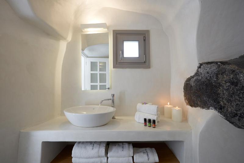 Cave Honeymoon Suite with Outdoor Hot Tub and Caldera View image 3