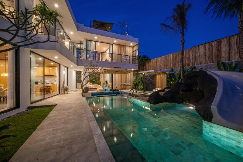 Villa Lumira - Breathtaking 4BR with Water Slide & Rice Field Views - image 6