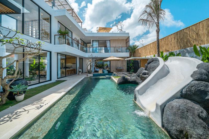Villa Lumira - Breathtaking 4BR with Water Slide & Rice Field Views - image 1