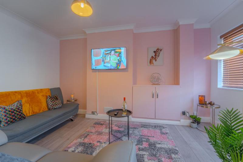 Knighton 2-Bedroom Cottage - Free Parking Contractor friendly - image 6