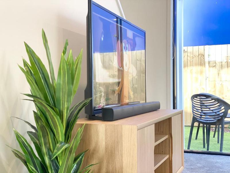 Salisbury Townhouse with Private Courtyard and Fibre WiFi - image 11