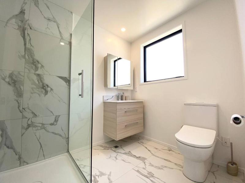 Salisbury Townhouse with Private Courtyard and Fibre WiFi - image 12