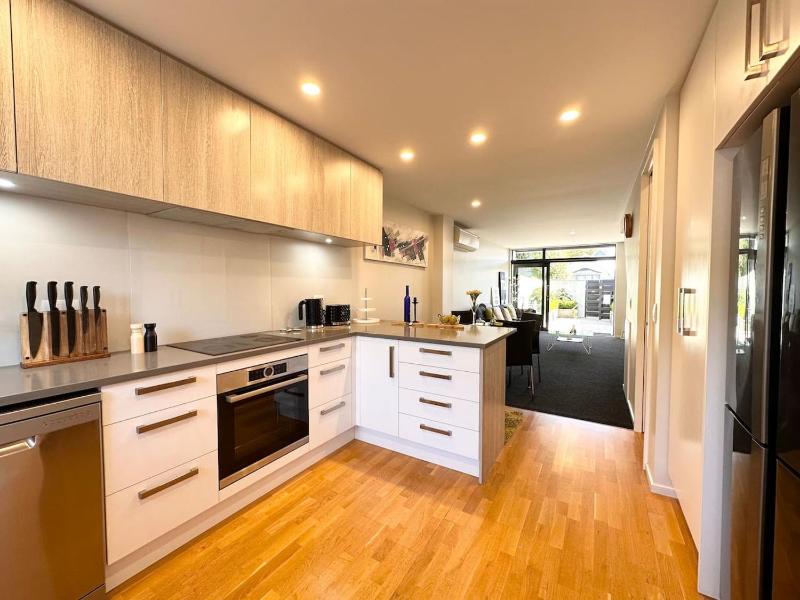 Peacock Three Bedroom Townhouse with Private Garage - image 14