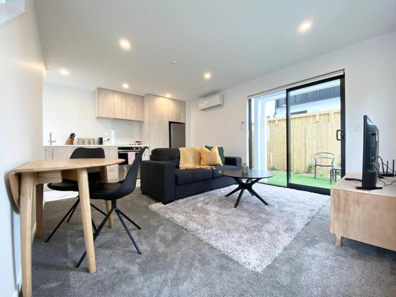 Salisbury One Bedroom Townhouse with Courtyard and Two TVs - image 11