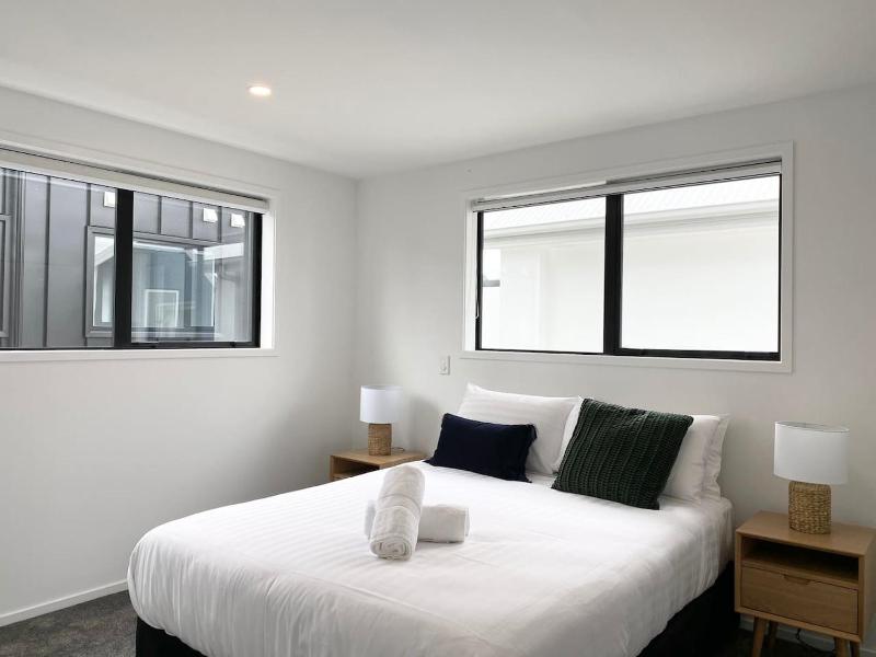 Salisbury One Bedroom Townhouse with Courtyard and Two TVs - image 7