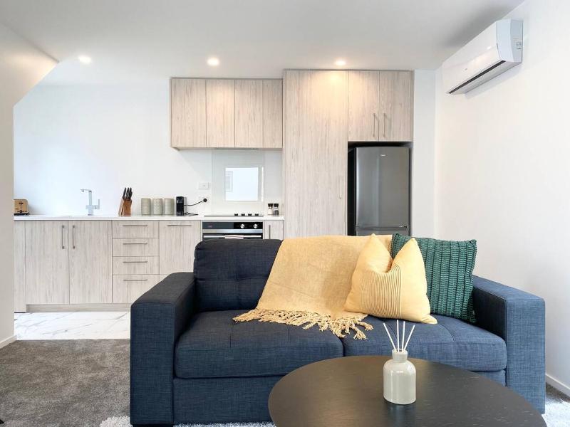 Salisbury One Bedroom Townhouse with Courtyard and Two TVs - image 9