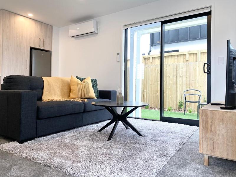 Salisbury One Bedroom Townhouse with Courtyard and Two TVs - image 10