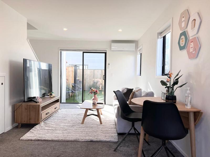 Salisbury Courtyard Townhouse with 65 Inch TV - image 1