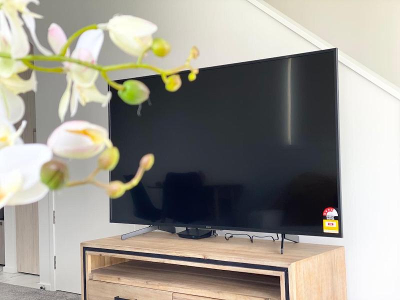 Salisbury Courtyard Townhouse with 65 Inch TV - image 10