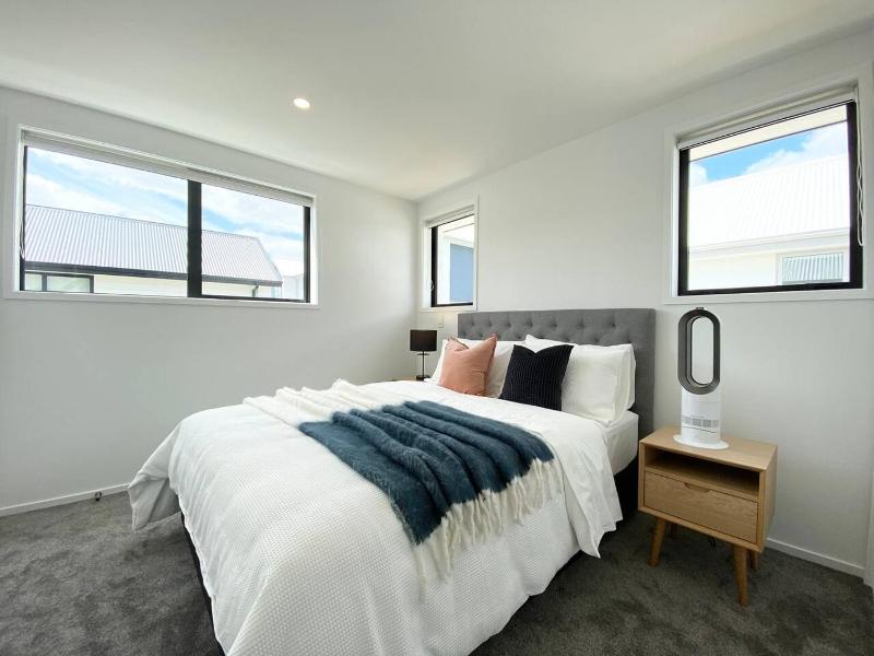Salisbury Courtyard Townhouse with 65 Inch TV - image 13