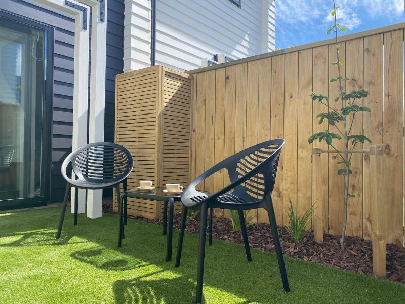 Salisbury Courtyard Townhouse with 65 Inch TV - image 12