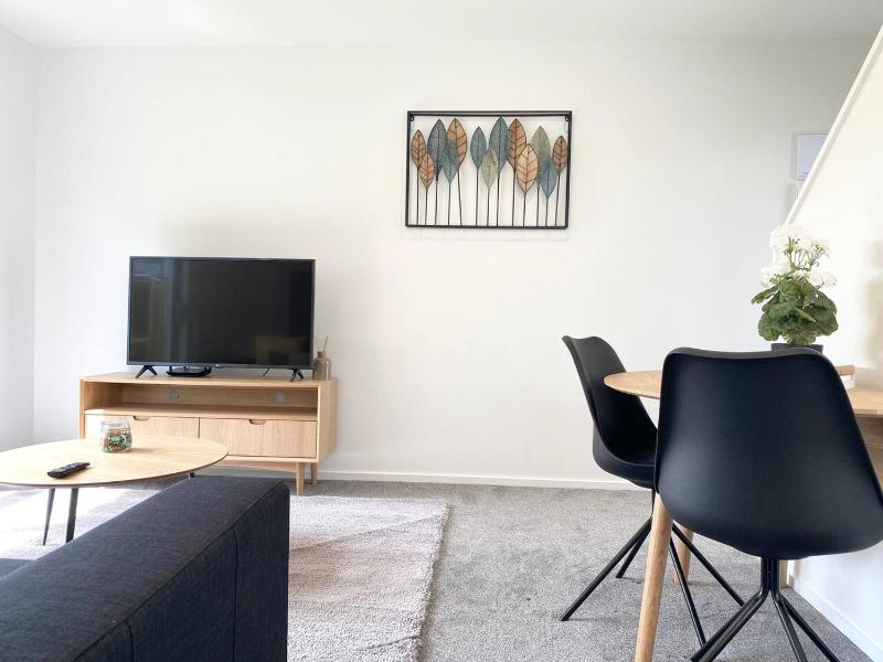 Salisbury Townhouse with Courtyard and Workspace - image 6