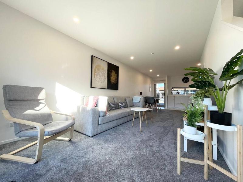 Parkside Two Bedroom Townhouse with Free Parking - image 16