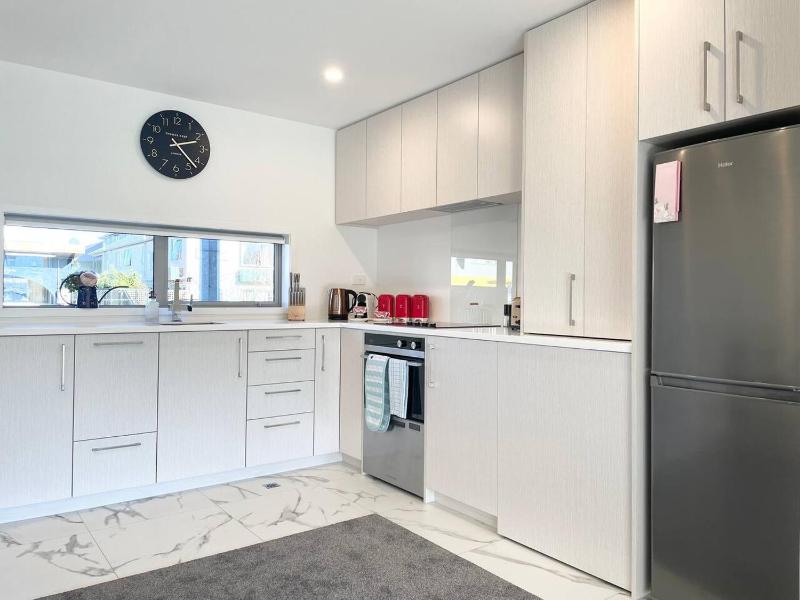 Parkside Two Bedroom Townhouse with Free Parking - image 6