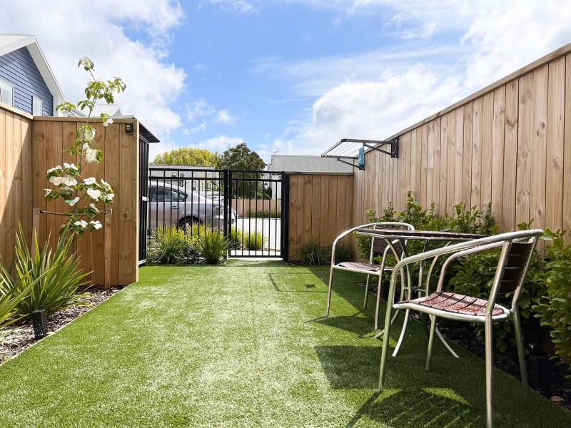 Parkside Two Bedroom Townhouse with Free Parking - image 12