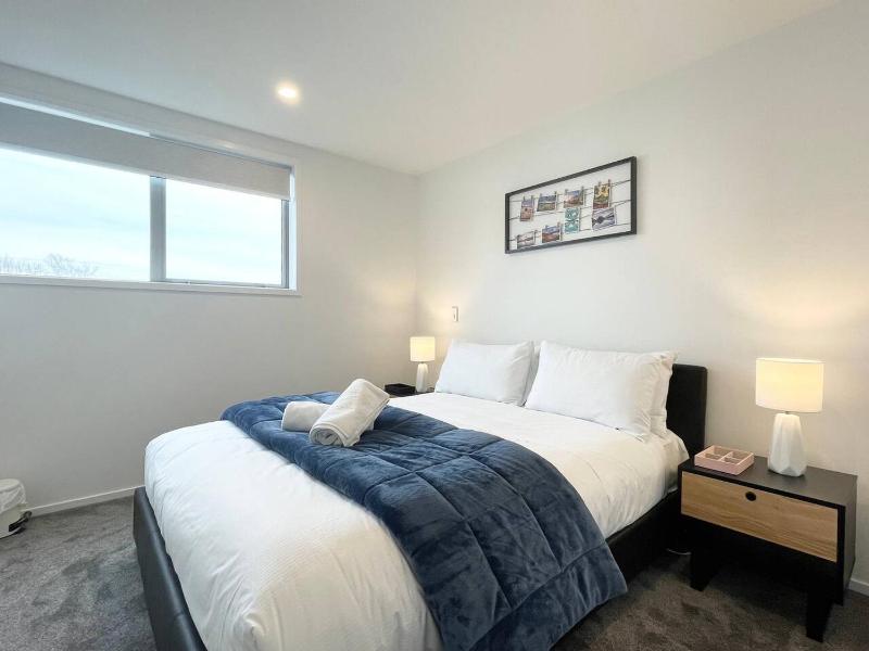 Parkside Two Bedroom Townhouse with Free Parking - image 20