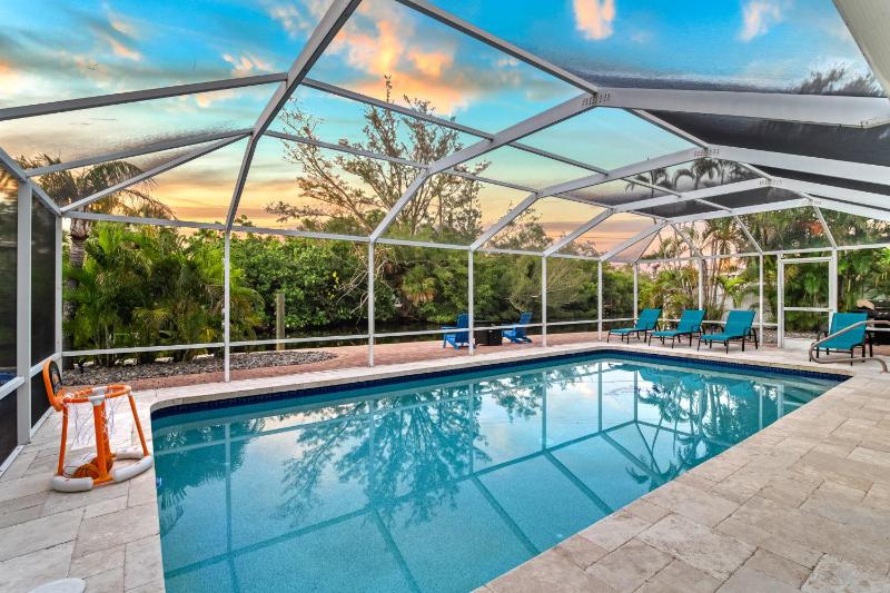 Palm Island Life - Heated Pool Canal Front Fire Pit Walk to Siesta Beach - image 17