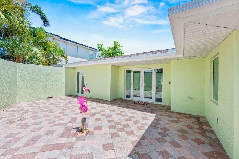 Palm Island Life - Heated Pool Canal Front Fire Pit Walk to Siesta Beach - image 31