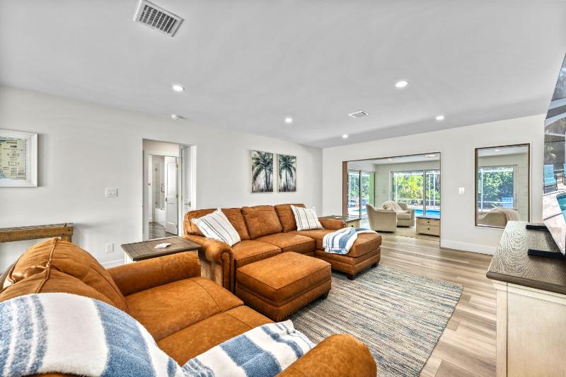 Palm Island Life - Heated Pool Canal Front Fire Pit Walk to Siesta Beach - image 24