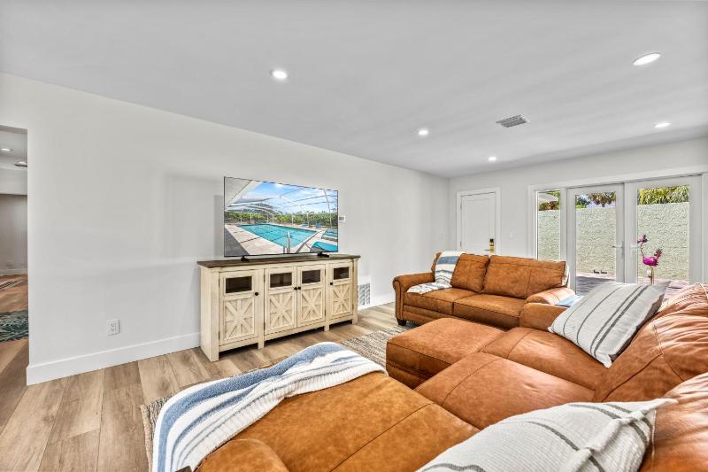 Palm Island Life - Heated Pool Canal Front Fire Pit Walk to Siesta Beach - image 45