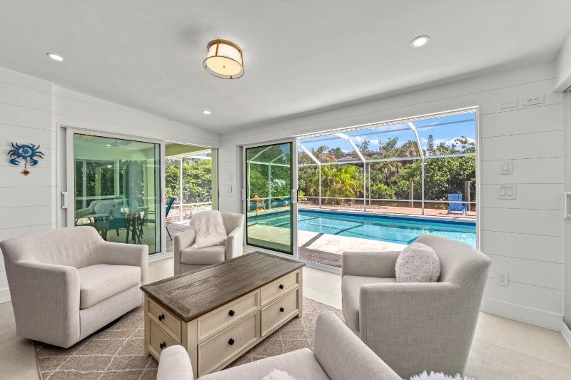Palm Island Life - Heated Pool Canal Front Fire Pit Walk to Siesta Beach - image 27