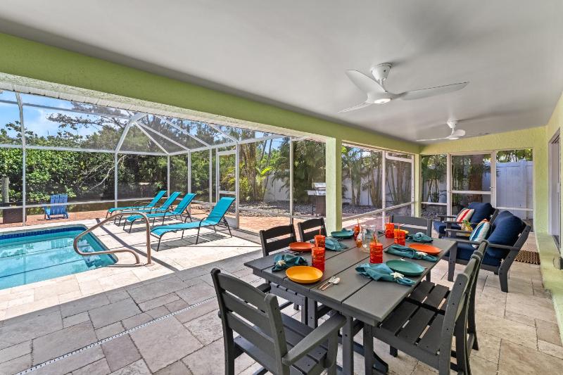 Palm Island Life - Heated Pool Canal Front Fire Pit Walk to Siesta Beach - image 19