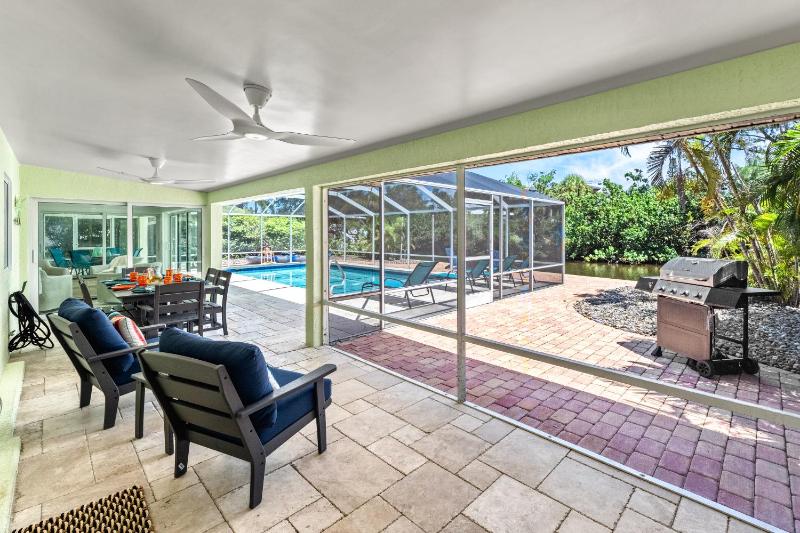 Palm Island Life - Heated Pool Canal Front Fire Pit Walk to Siesta Beach - image 46