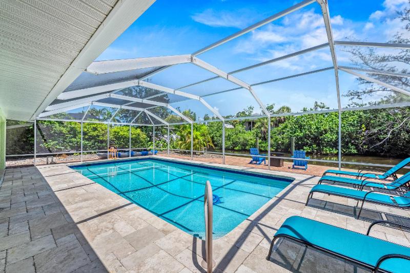 Palm Island Life - Heated Pool Canal Front Fire Pit Walk to Siesta Beach - image 20