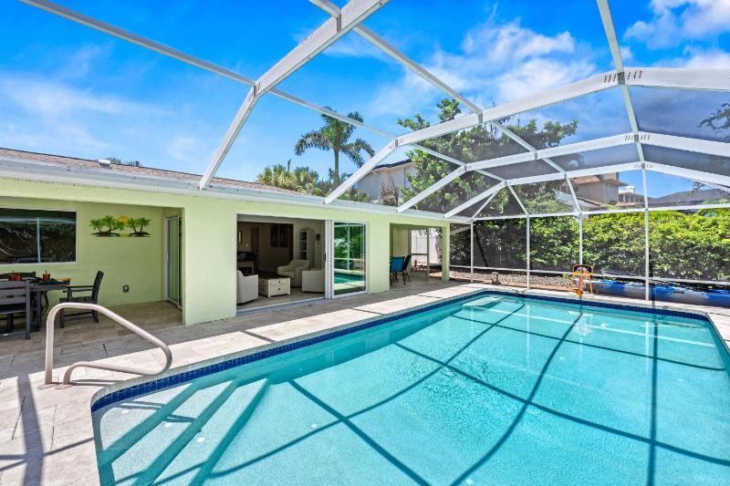 Palm Island Life - Heated Pool Canal Front Fire Pit Walk to Siesta Beach - image 12