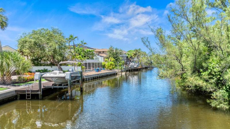 Palm Island Life - Heated Pool Canal Front Fire Pit Walk to Siesta Beach - image 14