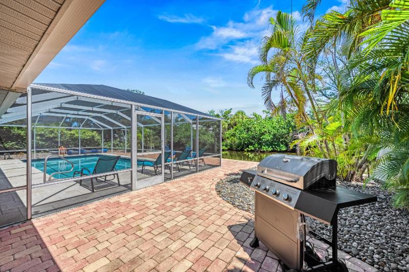 Palm Island Life - Heated Pool Canal Front Fire Pit Walk to Siesta Beach - image 47