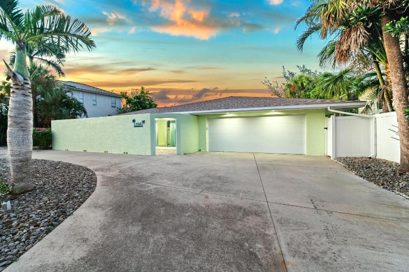 Palm Island Life - Heated Pool Canal Front Fire Pit Walk to Siesta Beach - image 34