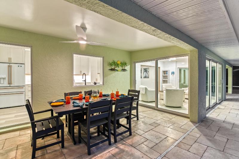Palm Island Life - Heated Pool Canal Front Fire Pit Walk to Siesta Beach - image 36