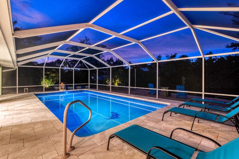 Palm Island Life - Heated Pool Canal Front Fire Pit Walk to Siesta Beach - image 2