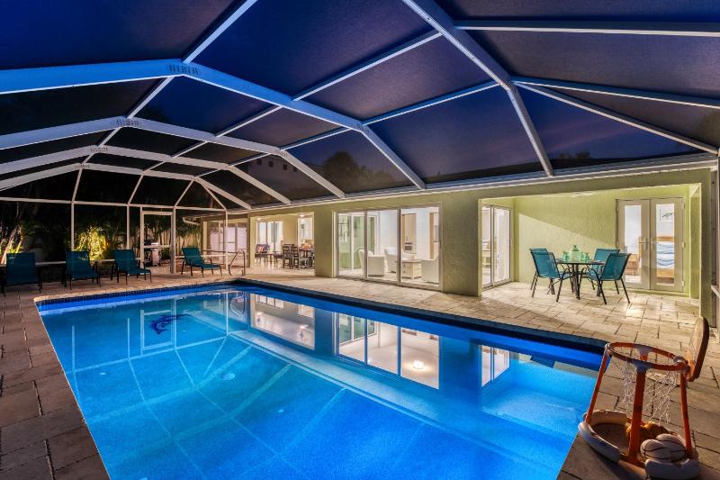 Palm Island Life - Heated Pool Canal Front Fire Pit Walk to Siesta Beach - image 9