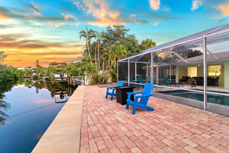 Palm Island Life - Heated Pool Canal Front Fire Pit Walk to Siesta Beach - image 49