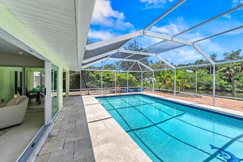 Palm Island Life - Heated Pool Canal Front Fire Pit Walk to Siesta Beach - image 8
