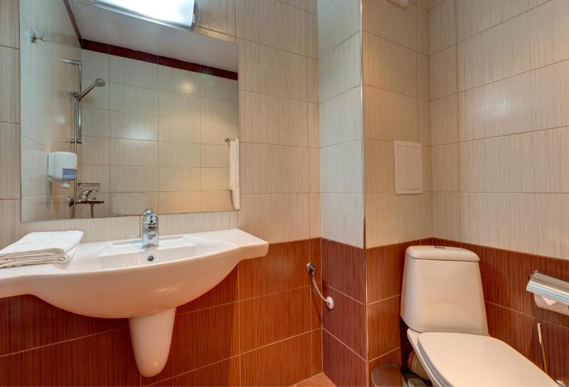 Double Room with Balcony image 4