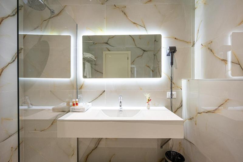 Sky Hotel Tirana - image 14