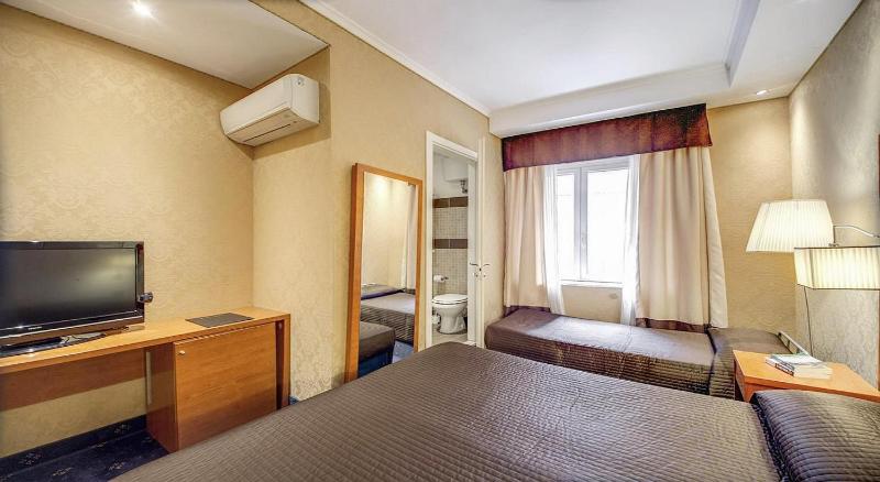 Standard Triple Room image 4