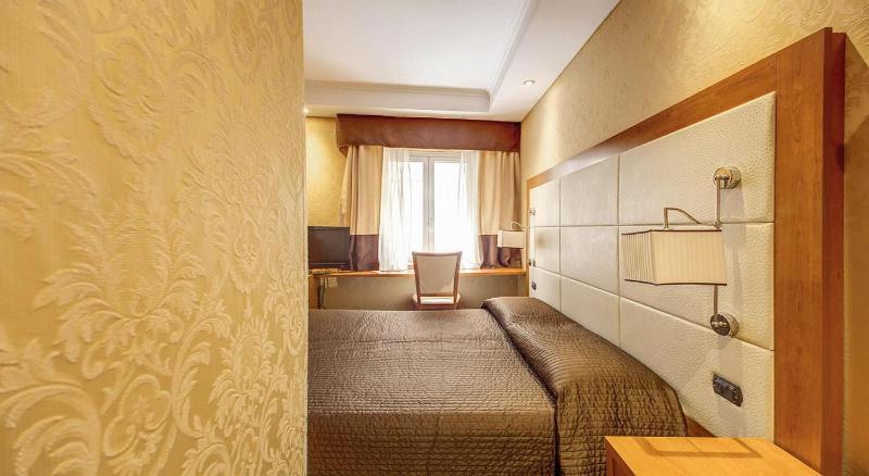 Economy Double Room image 3