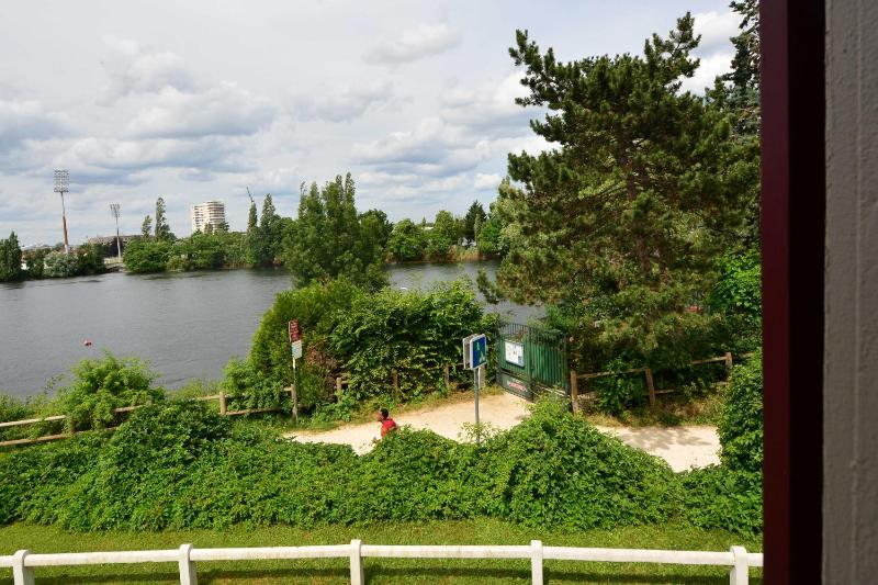 Double Room with Lake View image 3