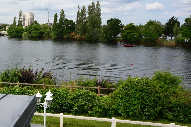 Double Room with Lake View image 4