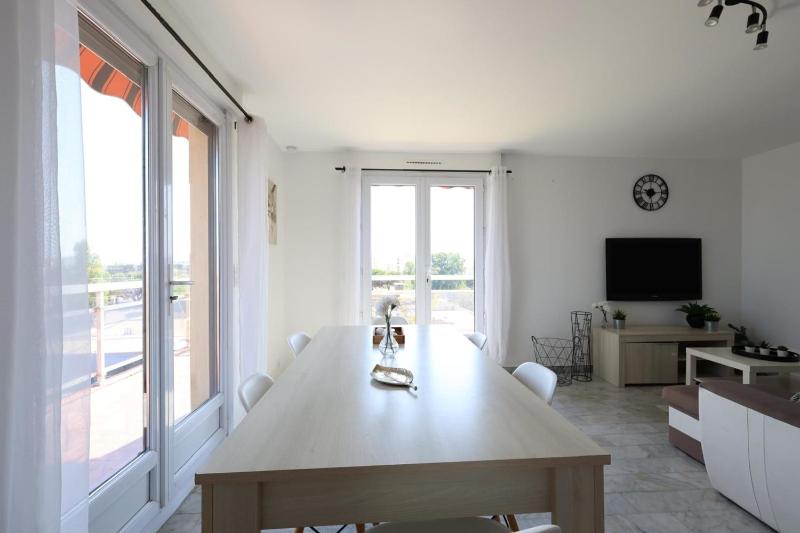 Comfortable stay near the beach and the center - image 34