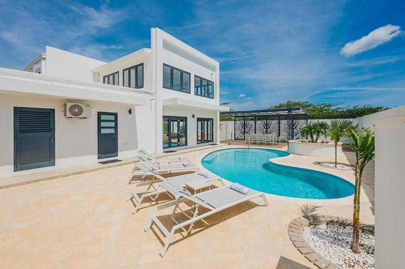 5BR Villa with Pool & Patio at Casa Eloisa by Bocobay - image 15